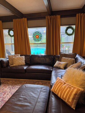 Living area - Tournament Ready Stay •Close to Parks •3 bedroom/2 bath •Pool/HotTub (College Station)