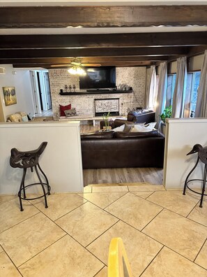 Living area - Tournament Ready Stay •Close to Parks •3 bedroom/2 bath •Pool/HotTub (College Station)