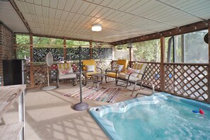 Indoor spa tub - Tournament Ready Stay •Close to Parks •3 bedroom/2 bath •Pool/HotTub (College Station)