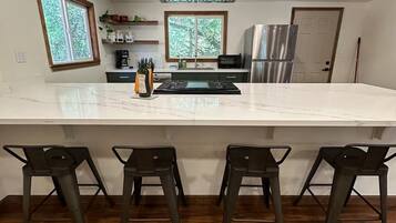 Mikroaaltouuni, uuni, liesi, astianpesukone