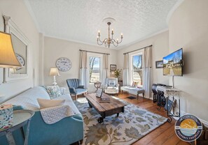 TV, lareira, escritórios