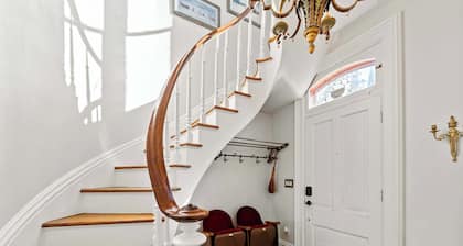 Historic 1868 Farmhouse Kettle Moraine Getaway