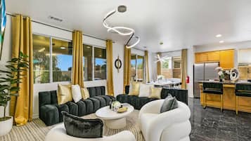 TV connectée, cheminée, jeux vidéo, baby-foot