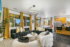 TV connectée, cheminée, jeux vidéo, baby-foot