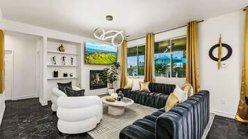 TV connectée, cheminée, jeux vidéo, baby-foot