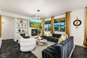 TV connectée, cheminée, jeux vidéo, baby-foot