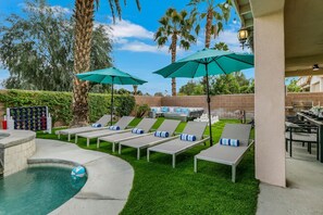 Outdoor dining - 14 Beds, Gameroom, Basketball, Golf, Bowling, Stylish, BBQ, Firepit, Pool+Spa. (Indio)