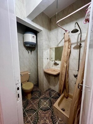 Combined shower/tub, soap, shampoo, toilet paper
