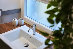 Deluxe Double Room | Bathroom