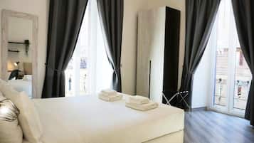 Quarto casal luxo, sacada | Cofres nos quartos, cortinas blackout, ferros/tábuas de passar roupa