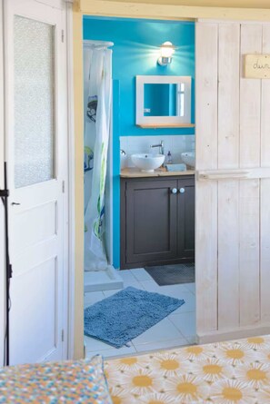 3 dormitorios, tabla de planchar con plancha, cuna de viaje