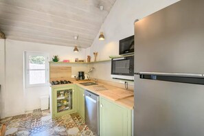 Frigorífico, microondas, horno y placa de cocina