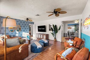 TV, table football, offices - Ultimate Family Retreat - Pool - Games - Hot Tub (Seminole)