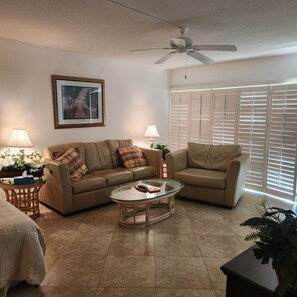 Living area - Spend the summer in Deerfield Beach (Deerfield Beach)