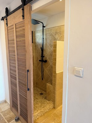 Shower, hair dryer, towels, soap - Cosy accommodation with sea view and swimming pool (Cul-de-Sac)