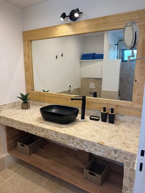 Shower, hair dryer, towels, soap - Cosy accommodation with sea view and swimming pool (Cul-de-Sac)