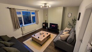 TV, books - Cosy 2 Bedroom House | Sleeps 6 | Free Parking (South Yorkshire)