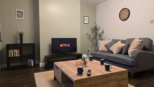 Cosy 2 Bedroom House | Sleeps 6 | Free Parking