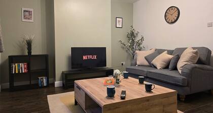 Cosy 2 Bedroom House | Sleeps 6 | Free Parking