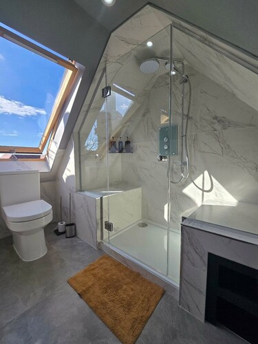 5 Bed Cottage | Sleeps 10 | Free Parking