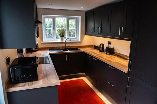 5 Bed Cottage | Sleeps 10 | Free Parking