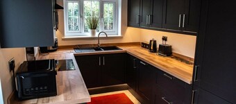 5 Bed Cottage | Sleeps 10 | Free Parking