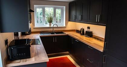 5 Bed Cottage | Sleeps 10 | Free Parking