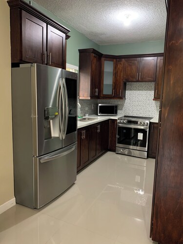 Elegant 3BR Modern Townhouse/Secure Gated Community in prime Kingston location