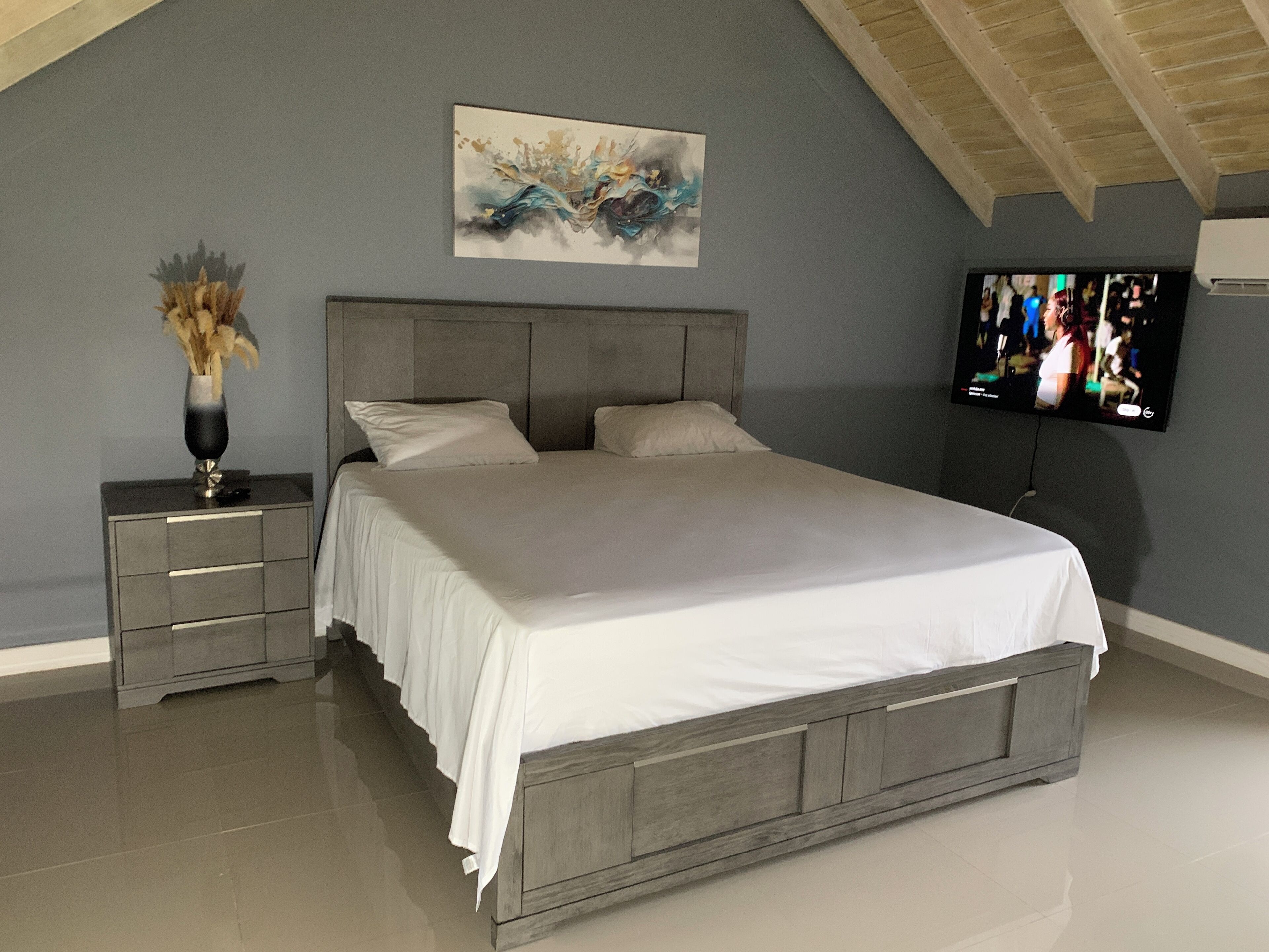 3 bedrooms, iron/ironing board, WiFi, bed sheets