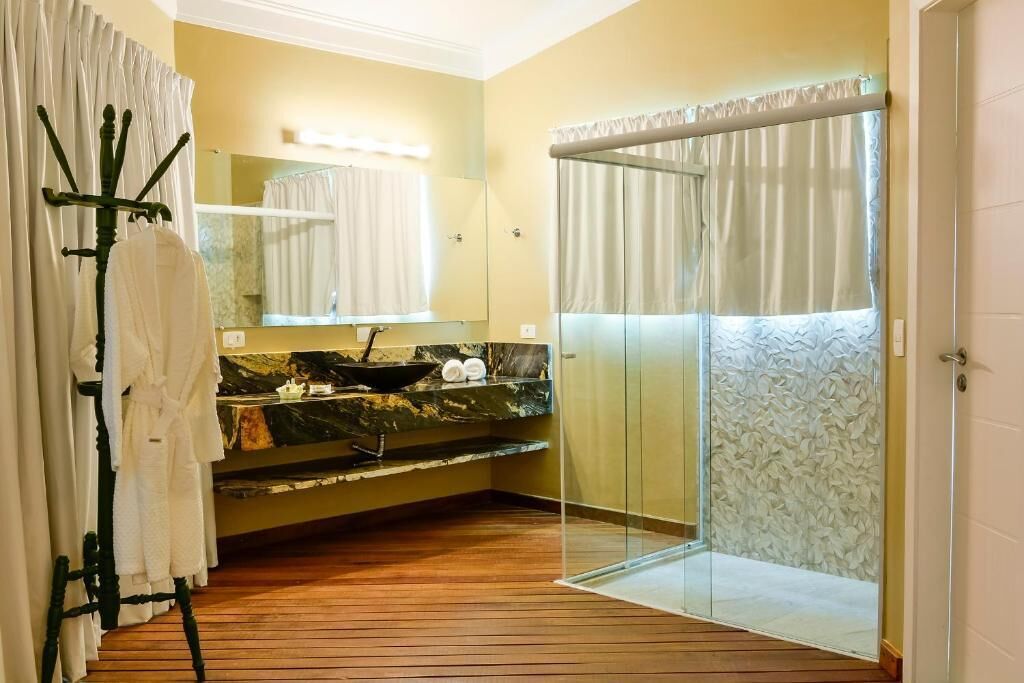 Chuveiro, produtos de toalete grátis, secador de cabelo 