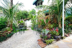 Unclassified image, 3 of 50, button - Louise Village (São Sebastião)