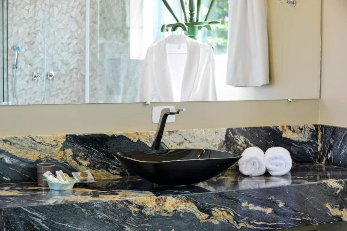 Phòng 3 Superior, 1 giường cỡ king, quang cảnh thành phố | Phòng tắm | Buồng tắm vòi sen, đồ dùng nhà tắm miễn phí, máy sấy tóc, khăn tắm