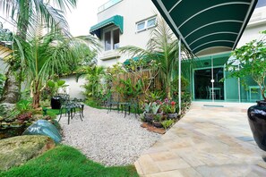 Unclassified image, 5 of 50, button - Louise Village (São Sebastião)