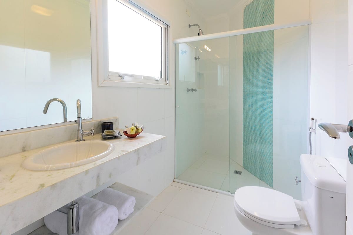 豪華三人房 | 浴室 | 淋浴設備、免費梳洗用品、風筒、提供毛巾