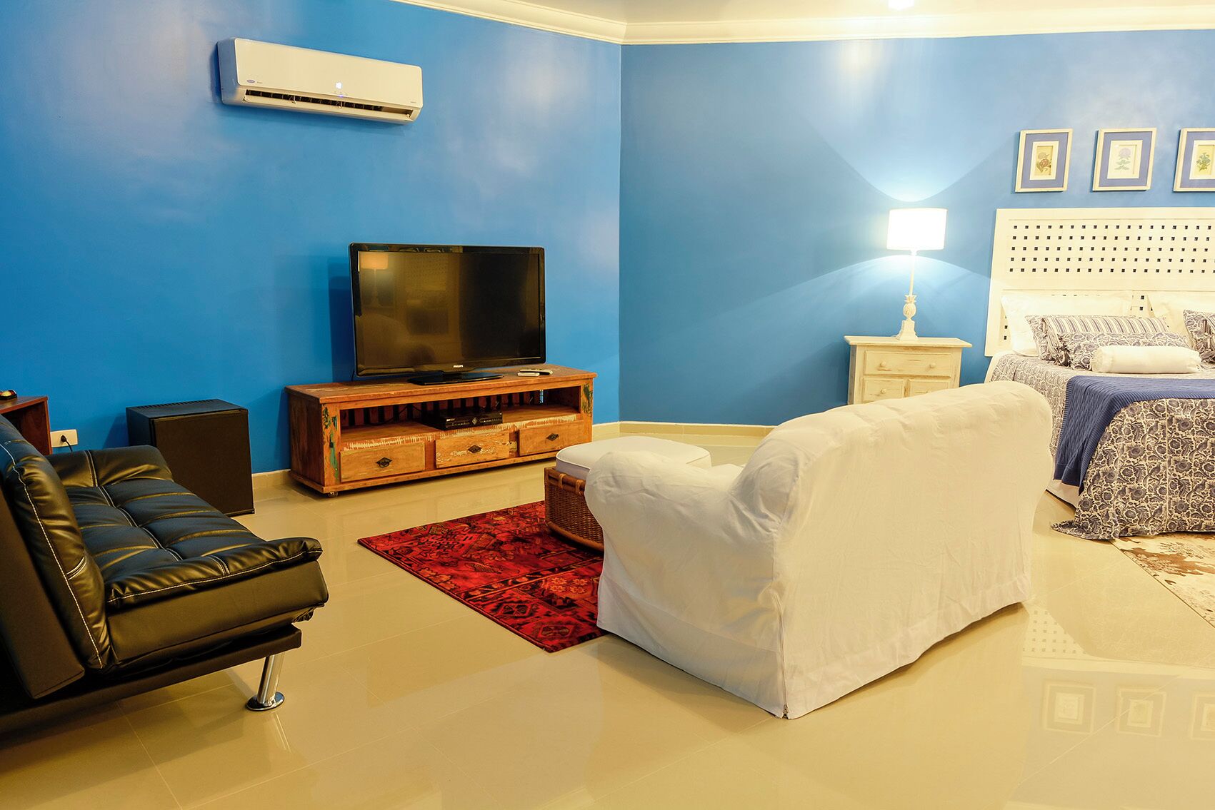 Luxury Triple Room, City View | Living area