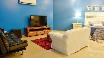 Luxury Triple Room, City View | Living area