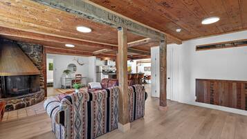 Family Suite, 3 Bedrooms, Kitchen, Courtyard View | Interior