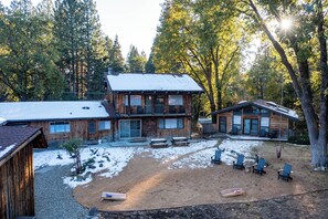 Exterior - Basecamp Lodge (Mount Shasta)