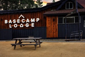 A wooden building with a sign reading "BASE CAMP LOOSE". - Basecamp Lodge (Mount Shasta)