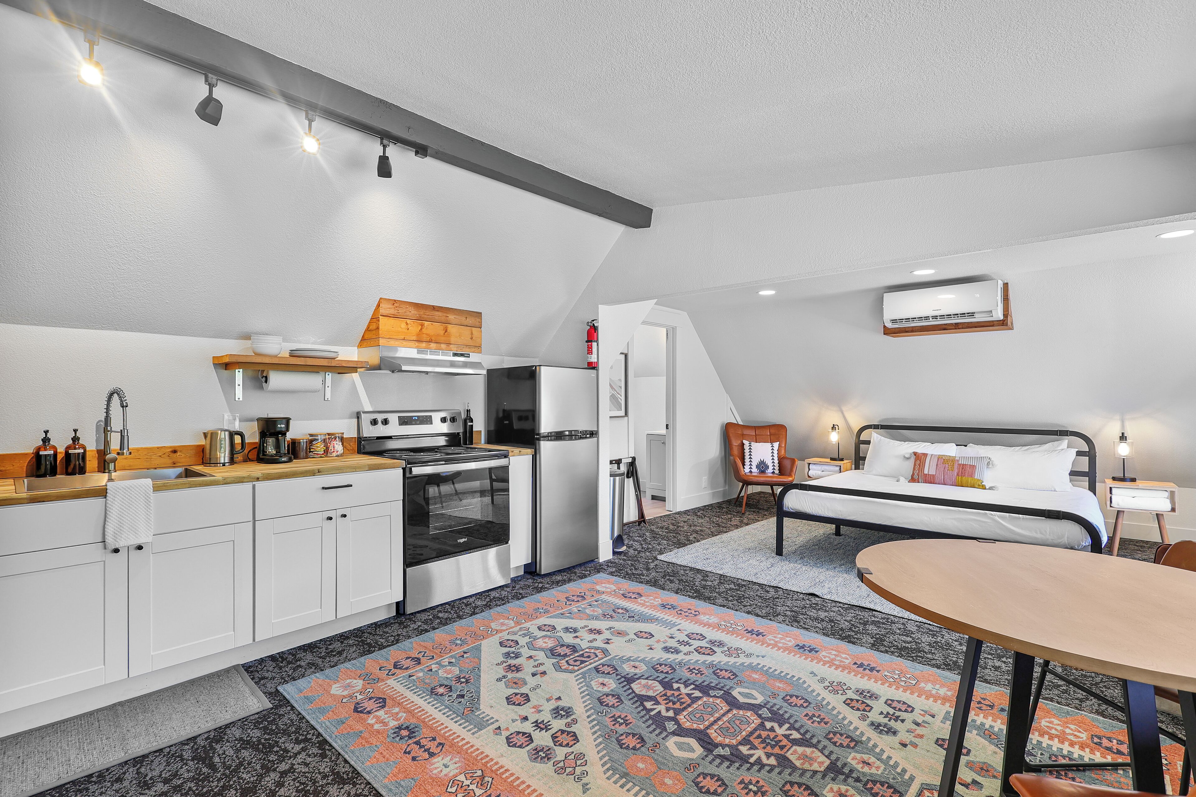 Studio, Kitchen | Blackout drapes, free WiFi