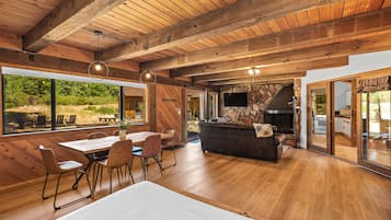 Family Suite, Kitchen, Mountain View | Dining
