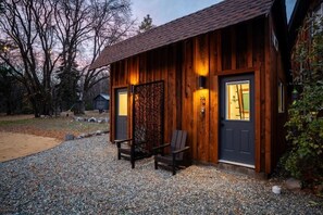 Exterior - Basecamp Lodge (Mount Shasta)