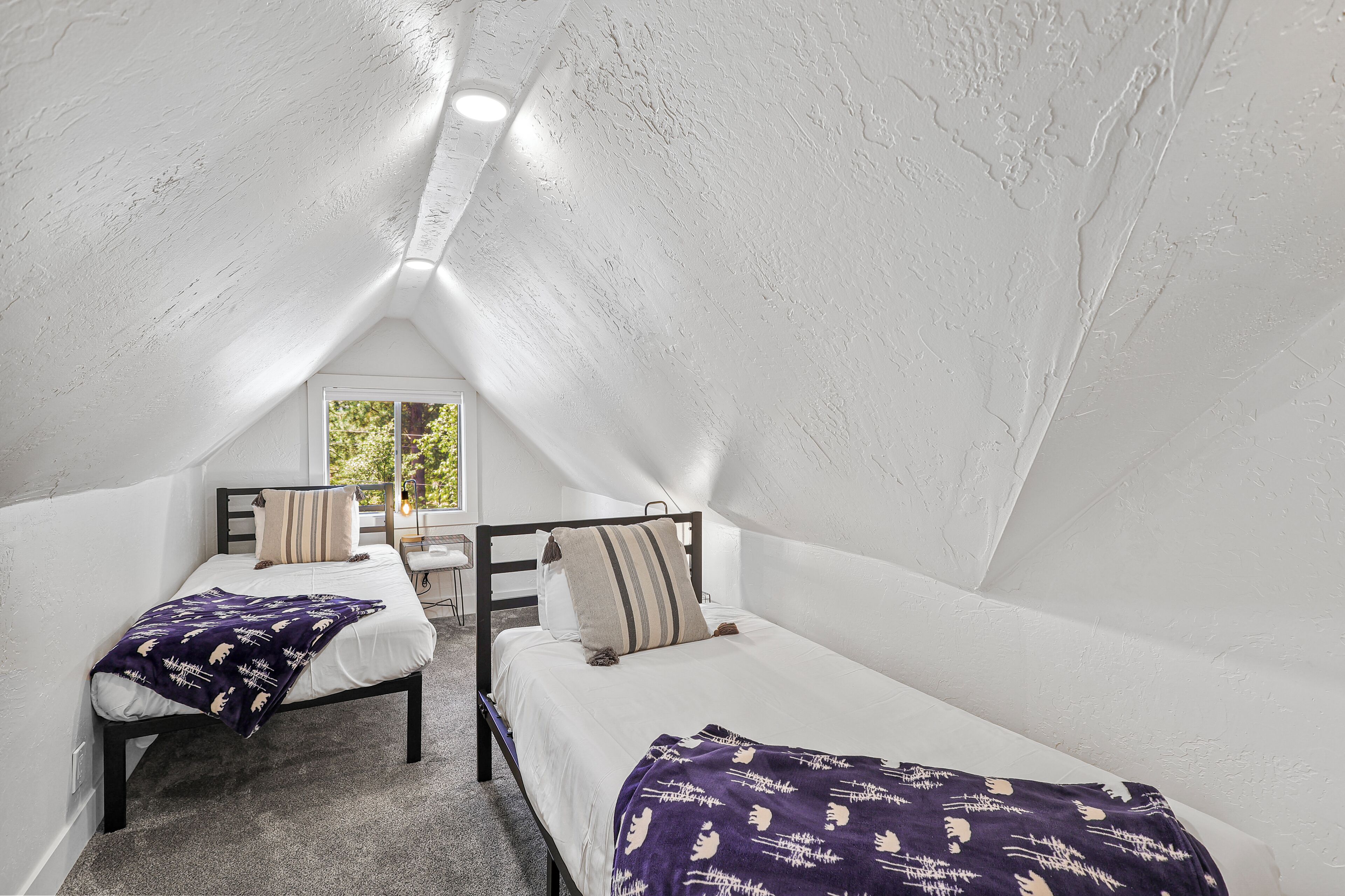 家庭套房, 2 間臥室, 廚房, 山景 | 遮光布/窗簾、免費無線上網