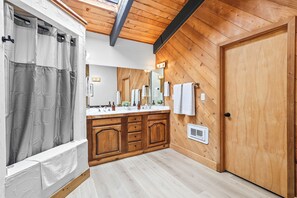 Family Suite, Kitchen, Mountain View | Bathroom - Basecamp Lodge (Mount Shasta)