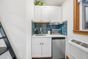 Design Loft, Kitchen, Courtyard View | Private kitchen - Basecamp Lodge (Mount Shasta)