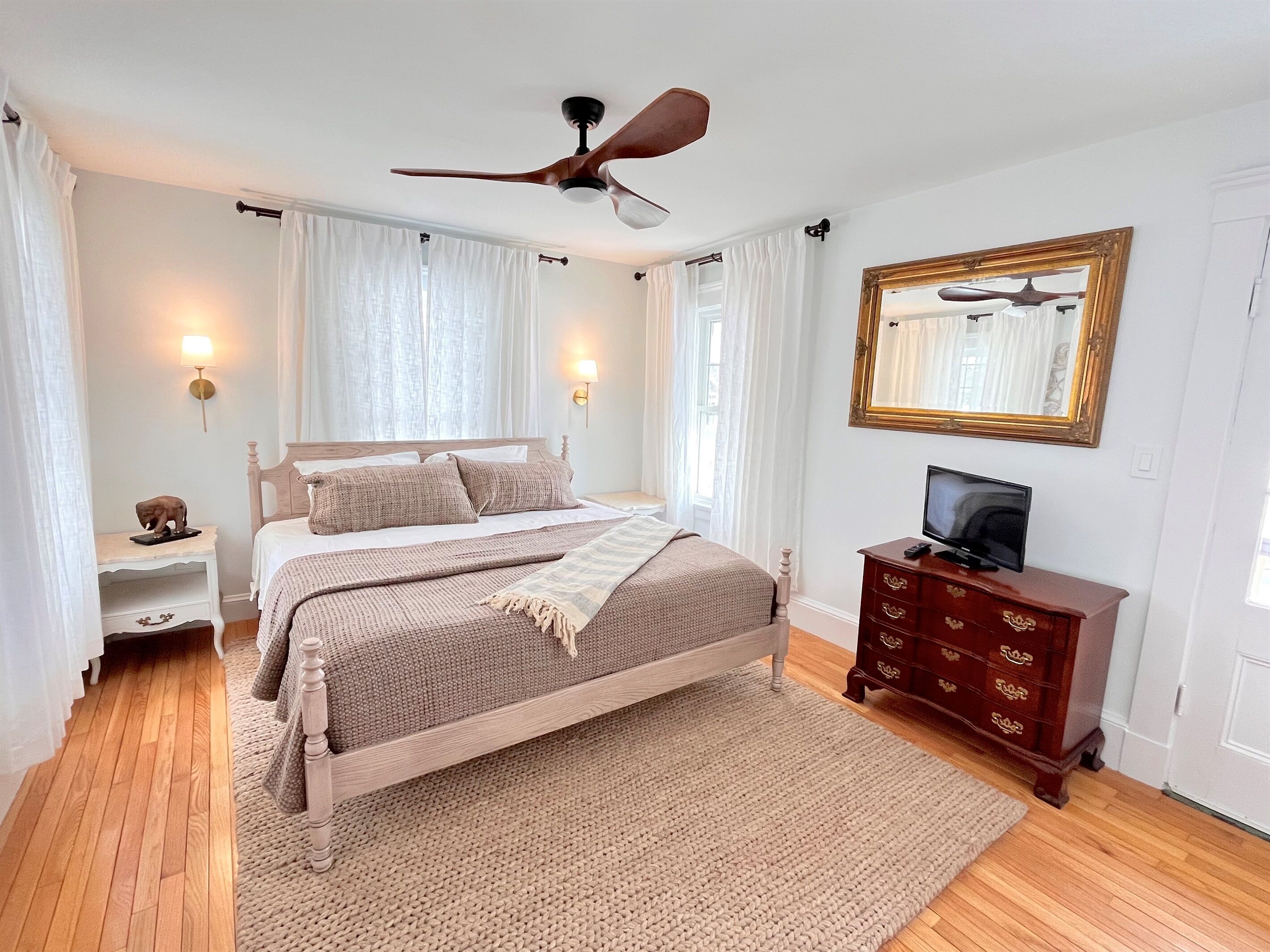 5 soverom, skrivebord, strykejern/-brett og reiseseng for barn