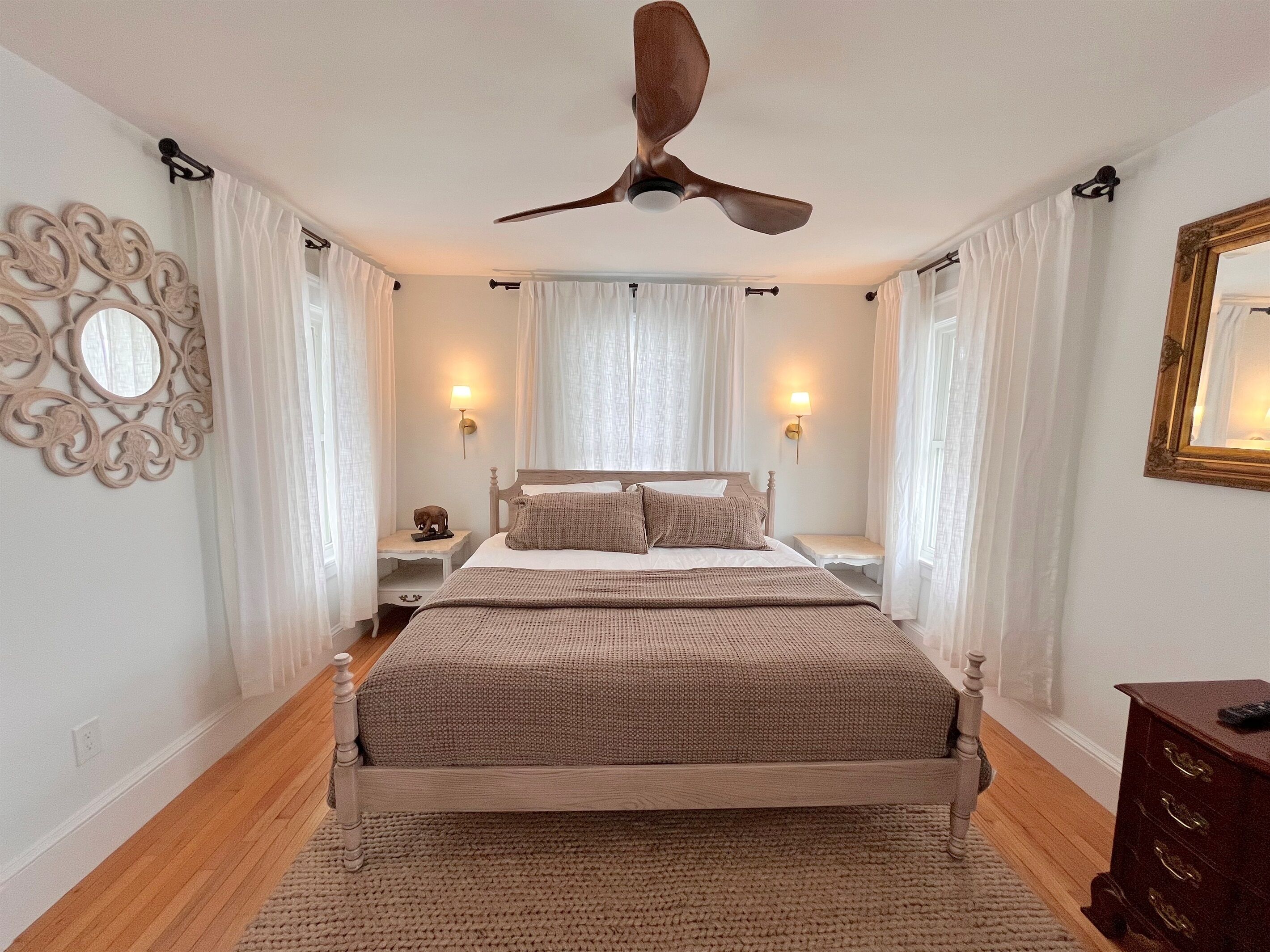 5 bedrooms, desk, iron/ironing board, travel cot