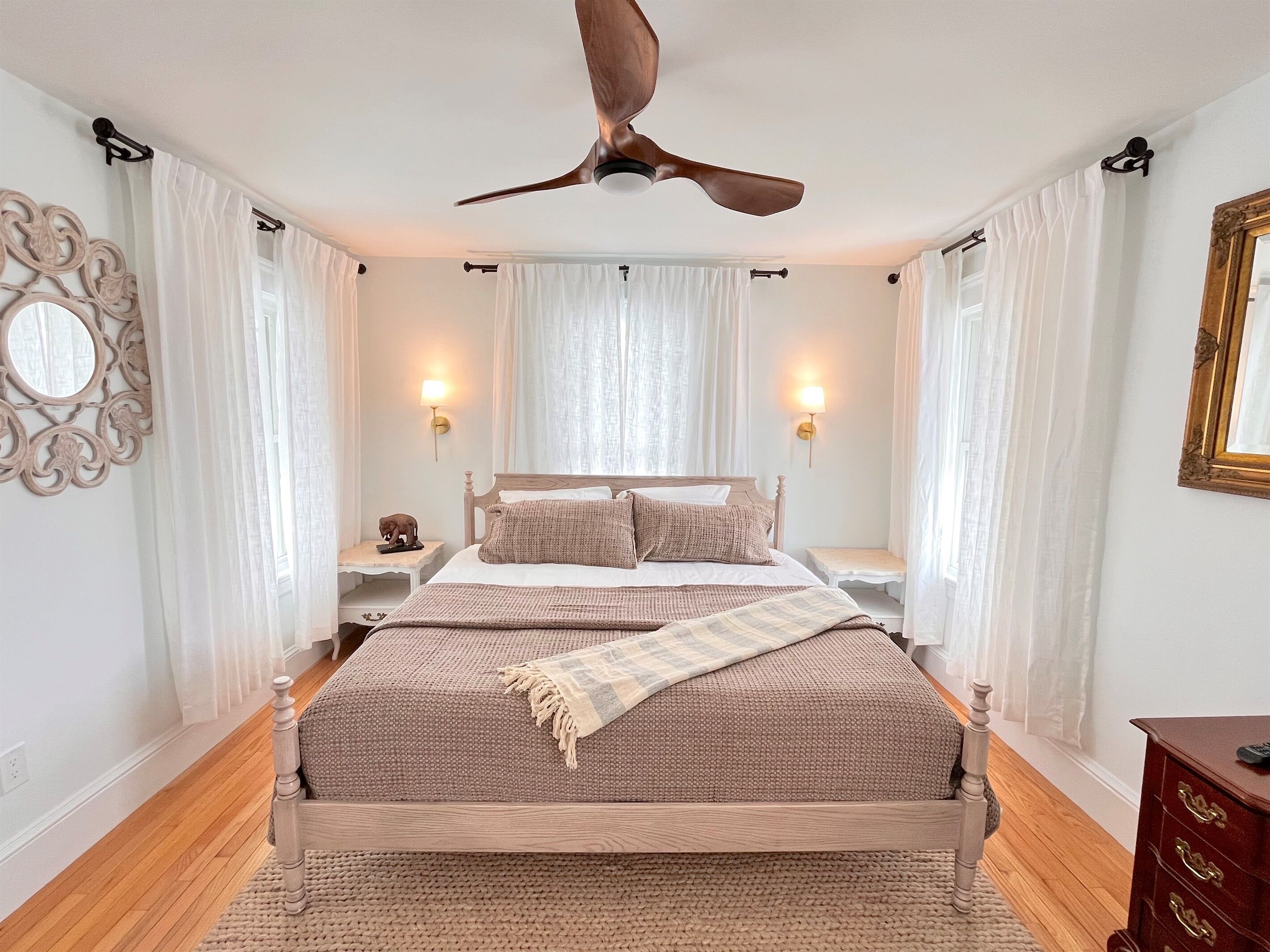 5 chambres, bureau, fer et planche à repasser, lit parapluie