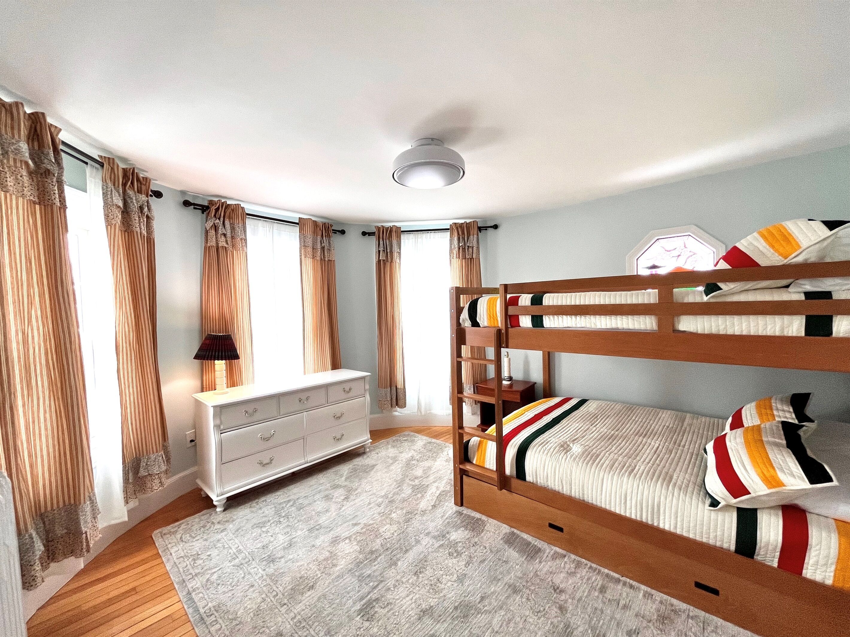 5 quartos, escrivaninha, ferros/tábuas de passar roupa, berço de viagem