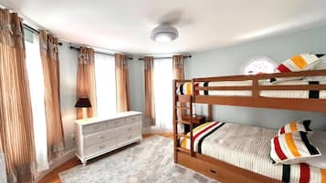 5 quartos, escrivaninha, ferros/tábuas de passar roupa, berço de viagem